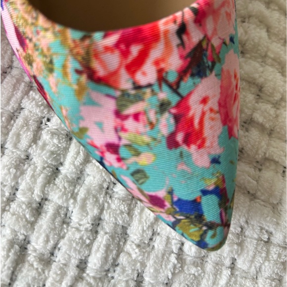 Vince Camuto size 8 floral fabric high heels. 4 inch/closed toe. Beautiful shoes - Picture 3 of 13